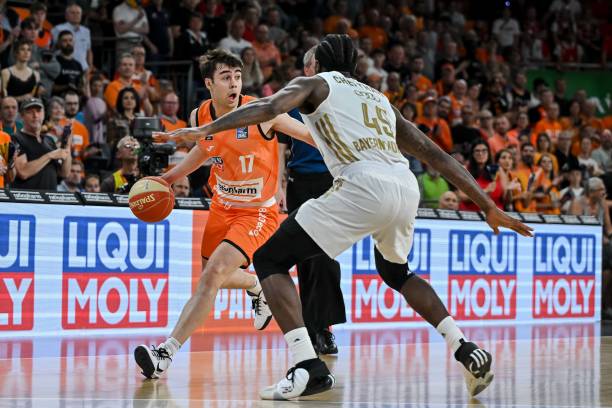 前锋李明在 前锋李明在